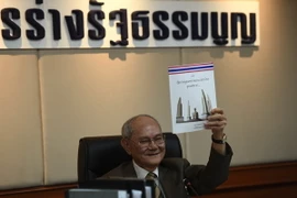 Chủ tịch Ủy ban soạn thảo Hiến pháp Thái Lan Meechai Ruchupan giới thiệu bản dự thảo Hiến pháp mới tại Quốc hội ở Bangkok. (Nguồn: AFP/TTXVN)