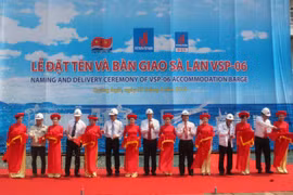 Bàn giao sà lan đa công năng cho Liên danh Việt-Nga Vietsopetro