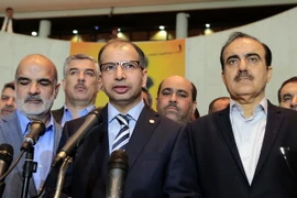 Chủ tịch Quốc hội Iraq Salim al-Juburi (thứ 2, trái) phát biểu trong một cuộc họp báo ở thủ đô Baghdad ngày 13/4. (Nguồn: AFP/TTXVN)