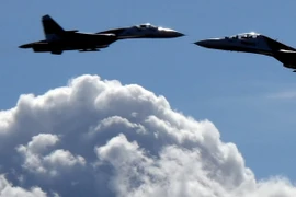  Máy bay chiến đấu Sukhoi Su-27 của Nga bay biểu diễn tại Triển lãm hàng không ở St. Petersburg, Nga ngày 25/4/2015. (Nguồn: AFP/TTXVN)