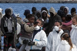 Người di cư tới cảng Messina sau khi được Lực lượng bảo vệ bờ biển Italy cứu tại eo biển Sicily ngày 17/3. (Nguồn: AFP/TTXVN)