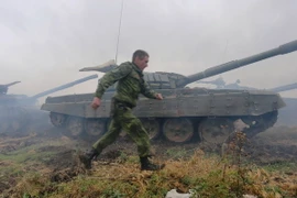 Xe bọc thép của lực lượng ly khai tại cuộc thao diễn quân sự ở thị trấn Torez thuộc khu vực Donetsk ngày 14/9. (Nguồn: AFP/TTXVN)