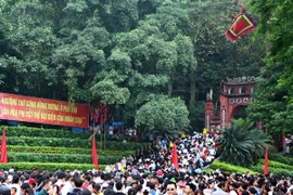 Đông đảo nhân dân cùng du khách thập phương về dâng hương trong ngày Giỗ Tổ Hùng Vương. (Ảnh: Quý Trung/TTXVN)