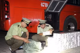 Cán bộ Quản lý thị trường Đắk Lắk kiểm đếm số thuốc lá lậu bị thu giữ. (Ảnh: Phạm Cường/TTXVN)