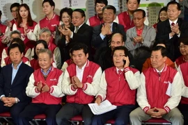 Thành viên đảng Saenuri theo dõi kết quả bầu cử sơ bộ tại thủ đô Seoul, Hàn Quốc ngày 13/4. (Nguồn: AFP/TTXVN)