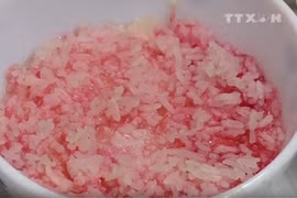 Com trắng chuyển thành màu đỏ. (Nguồn: Vnews)