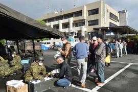 Lực lượng phòng vệ Nhật Bản phân phát lương thực cứu trợ người dân chịu ảnh hưởng của động đất tại Mashiki, tỉnh Kumamoto ngày 17/4. (Nguồn: AFP/TTXVN)