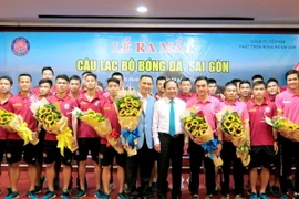 Ông Tất Thành Cang, Ủy viên TW Đảng, Phó Bí thư thường trực Thành ủy TP.HCM chúc mừng Câu lạc bộ Bóng đá Sài Gòn. (Ảnh: Quang Nhựt/TTXVN)