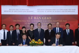 Quang cảnh lễ ký kết bàn giao. (Ảnh: Quý Trung/TTXVN)