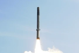 Tên lửa được nâng cấp từ tên lửa đầu đạn hạt nhân tầm thấp Brahmos mang tên Brahmos Block III + đã được phóng thử nghiệm thành công tại Orissa (Ấn Độ). (Nguồn: AFP/TTXVN)