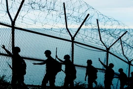 Binh sỹ Hàn Quốc tuần tra tại khu vực phía tây đảo Yeonpyeong, giáp giới Triều Tiên ngày 26/8. (Nguồn: Yonhap/TTXVN)