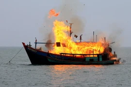 Một tàu đánh cá của Malaysia bị đánh chìm tại khu vực ngoài khơi Belawan, phía đông đảo Sumatra, Indonesia ngày 18/8/2015. (Nguồn: AFP/TTXVN)