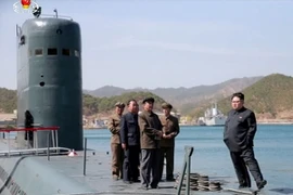 Nhà lãnh đạo Triều Tiên Kim Jong-un (phải) thị sát buổi phóng thử tên lửa đạn đạo từ tàu ngầm SLBM. (Nguồn: Yonhap/TTXVN)