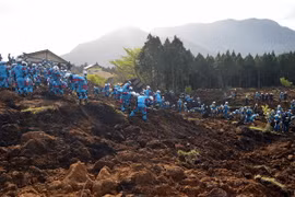 Lực lượng cứu hộ tìm kiếm các nạn nhân động đất tại Minami-Aso, Kumamoto ngày 17/4. (Nguồn: AFP/TTXVN)