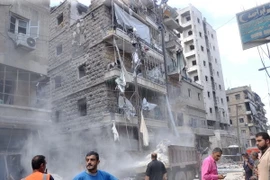 Cảnh đổ nát sau các cuộc giao tranh giữa quân đội Chính phủ và lực lượng nổi dậy tại thành phố Aleppo ngày 28/4. (Nguồn: AFP/TTXVN)