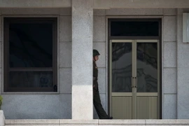 Binh sỹ Triều Tiên gác gần khu phi quân sự Panmunjom giữa Hàn Quốc và Triều Tiên ngày 14/5. (Nguồn: AFP/TTXVN)