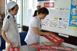 Các bác sỹ tại Khoa Y học nhiệt đới - Bệnh viện Đà Nẵng chuẩn bị công tác tiếp nhận bệnh nhân nhiễm virus Zika nếu có. (Ảnh: Đinh Văn Nhiều/TTXVN)