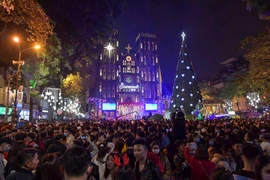 Tối 24/12, hàng vạn người dân Thủ đô đã đổ xuống đường tìm về khu vực trung tâm Hà Nội. (Ảnh: PV/Vietnam+)