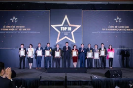 Tối 14/12, Hiệp hội Phần mềm và Dịch vụ Công nghệ thông tin Việt Nam (VINASA) đã tổ chức Lễ công bố và vinh danh TOP 10 doanh nghiệp Công nghệ thông tin Việt Nam 2020. (Ảnh: PV/Vietnam+)
