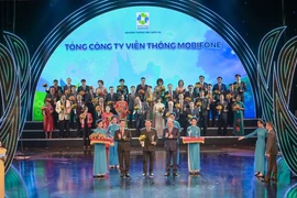 Ông Bùi Sơn Nam – Phó Tổng giám đốc MobiFone nhận hoa và biểu tượng Thương hiệu Quốc gia do Phó Thủ tướng Thường trực Chính phủ Trương Hòa Bình và Bộ trưởng Bộ Thông tin và Truyền thông Nguyễn Mạnh Hùng trao tặng. (Ảnh: MobiFone)