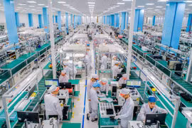 Hơn 1 năm kể từ khi VinSmart khánh thành Tổ hợp Nhà máy sản xuất thiết bị điện tử tại Khu công nghệ cao Hòa Lạc (Thạch Thất, Hà Nội), cho đến nay đây là một trong những nơi sản xuất và thử nghiệm smartphone lớn nhất Việt Nam. (Ảnh: PV/Vietnam+)