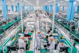 Hơn 1 năm kể từ khi VinSmart khánh thành Tổ hợp Nhà máy sản xuất thiết bị điện tử tại Khu công nghệ cao Hòa Lạc (Thạch Thất, Hà Nội), cho đến nay đây là một trong những nơi sản xuất và thử nghiệm smartphone lớn nhất Việt Nam. (Ảnh: PV/Vietnam+)