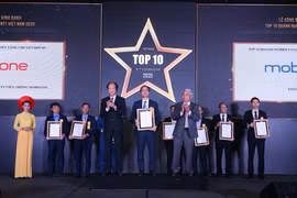 Ông Đặng Triều Dương, Trưởng phòng Kinh doanh, Trung tâm Công nghệ thông tin MobiFone nhận danh hiệu TOP 10 Doanh nghiệp Cung cấp nền tảng chuyển đổi số. (Ảnh: MobiFone)