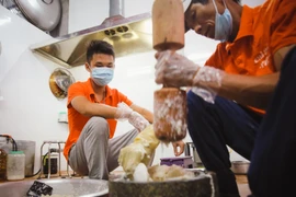Nghề làm chả mực tại Hạ Long (Quảng Ninh) đã có từ lâu đời. Rất nhiều cơ sở chế biến chả mực truyền thống bằng phương pháp giã tay để đem lại sự thơm ngon của món đặc sản này. (Ảnh: Minh Sơn/Vietnam+)