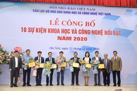 Đại diện 10 sự kiện khoa học - công nghệ của năm 2020 lên nhận giấy chứng nhận. (Ảnh: Minh Sơn/Vietnam+)