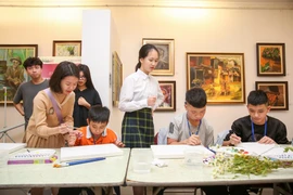 Sáng 14/12, một lớp dạy vẽ đặc biệt đã được tổ chức tại Bảo tàng Mỹ thuật Việt Nam. (Ảnh: Minh Sơn/Vietnam+)