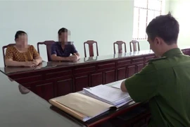 Công an làm việc với người dân bị lừa qua điện thoại, mạng xã hội. (Ảnh: Nguyễn Văn Việt/ TTXVN)