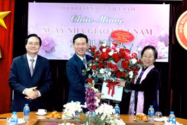 Đồng chí Võ Văn Thưởng thăm, chúc mừng GS.TS Nguyễn Thị Doan, nguyên Phó Chủ tịch nước, Chủ tịch Hội khuyến học Việt Nam. (Ảnh: TTXVN phát)
