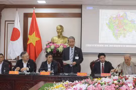 Ông Shiro Muramoto, Trưởng đoàn doanh nghiệp tỉnh Hyogo (Nhật Bản), phát biểu tại buổi làm việc. (Ảnh: Nguyễn Chinh/TTXVN)