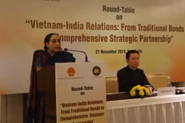 Bà Vijay Thakur, Bí thư Phương Đông (Thứ trưởng phụ trách Phương Đông) Bộ Ngoại giao Ấn Độ phát biểu tại Hội thảo. (Ảnh: Huy Lê/Vietnam+)