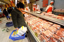 Thịt lợn được bày bán tại một siêu thị ở Bắc Kinh, Trung Quốc. (Ảnh: AFP/TTXVN)