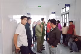 Người thân, hàng xóm của sản phụ Hồ Thị Mơ có mặt bên ngoài phòng mổ chờ tin tức. (Ảnh: TTXVN phát)