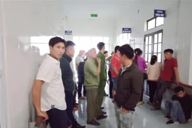 Người thân, hàng xóm của sản phụ Hồ Thị Mơ có mặt bên ngoài phòng mổ chờ tin tức. (Ảnh: TTXVN phát)