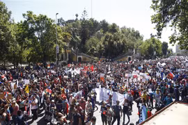 Người dân tham gia biểu tình phản đối Chính phủ tại Santiago, Chile, ngày 23/10/2019. (Ảnh: AFP/ TTXVN)