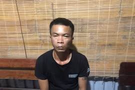 Đối tượng Hợi bị lực lượng chức năng bắt giữ. (Ảnh: Đậu Tất Thành/TTXVN)