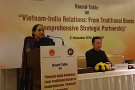 Bà Vijay Thakur, Bí thư Phương Đông (Thứ trưởng phụ trách Phương Đông) Bộ Ngoại giao Ấn Độ phát biểu tại Hội thảo. (Ảnh: Huy Lê/Vietnam+)