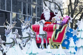 Một người trong trang phục ông già Noel tham gia cuộc diễu hành tại Toronto, Canada, ngày 17/11/2019. (Ảnh: THX/TTXVN)