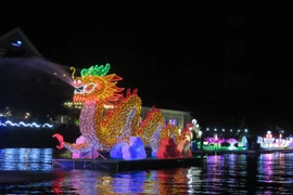 Hình ảnh mô hình hoa đăng rồng phun nước điểm nhấn của sự kiện.(Ảnh: Ánh Tuyết/TTXVN)