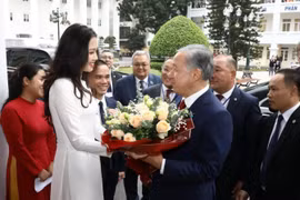 Sinh viên Trường Đại học Hà Nội tặng hoa Chủ tịch Hạ viện Cộng hòa Kazakhstan Nurlan Nigmatulin. (Ảnh: Văn Điệp/TTXVN)