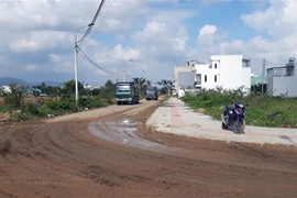 Các đơn vị thi công đang hoàn thiện hạ tầng Khu đô thị sinh thái Hòa Xuân. (Ảnh: Nguyễn Sơn/TTXVN)