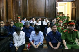 Các bị cáo tại phiên tòa ngày 15/11. (Ảnh: Thành Chung/TTXVN)
