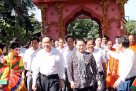 Chủ tịch Quốc hội Nguyễn Thị Kim Ngân đến dự Ngày hội Đại đoàn kết các dân tộc tỉnh Trà Vinh. (Ảnh: Trọng Đức/TTXVN)