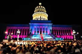 Tòa nhà Capitolio – trụ sở Quốc hội Cuba và công trình kiến trục đồ sộ nhất La Habana - trở nên lung linh trong Đại nhạc hội. (Ảnh: Lê Hà/TTXVN)