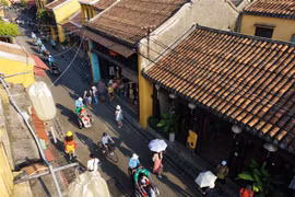 Du khách quốc tế tham quan Phố cổ Hội An. (Ảnh minh họa: Thanh Tùng/TTXVN)