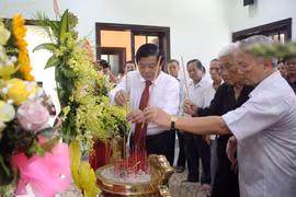 Lãnh đạo tỉnh Vĩnh Long dâng hoa, dâng hương tưởng niệm Thủ tướng Chính phủ Võ Văn Kiệt. (Ảnh: Phạm Minh Tuấn/TTXVN.)