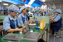 Công nhân sản xuất linh kiện điện tử tại Nhà máy Canon thuộc Khu Công nghiệp Phố Nối A (Hưng Yên). (Ảnh: Phạm Kiên/TTXVN)